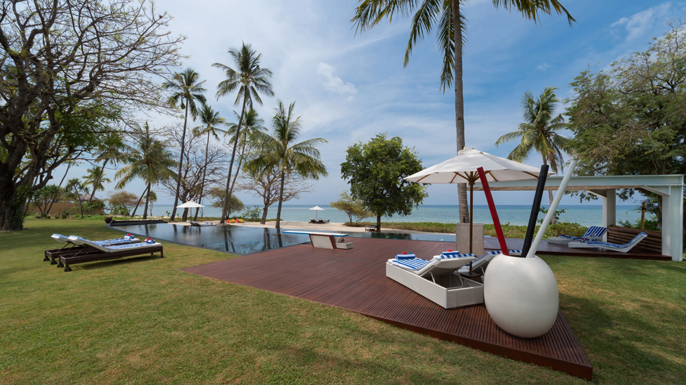 Villa Sapi - Garden and sunloungers